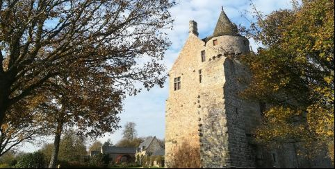Visite guidée des façades extérieures du château et des jardins clos du Domaine de la Roche Jagu près de Guingamp